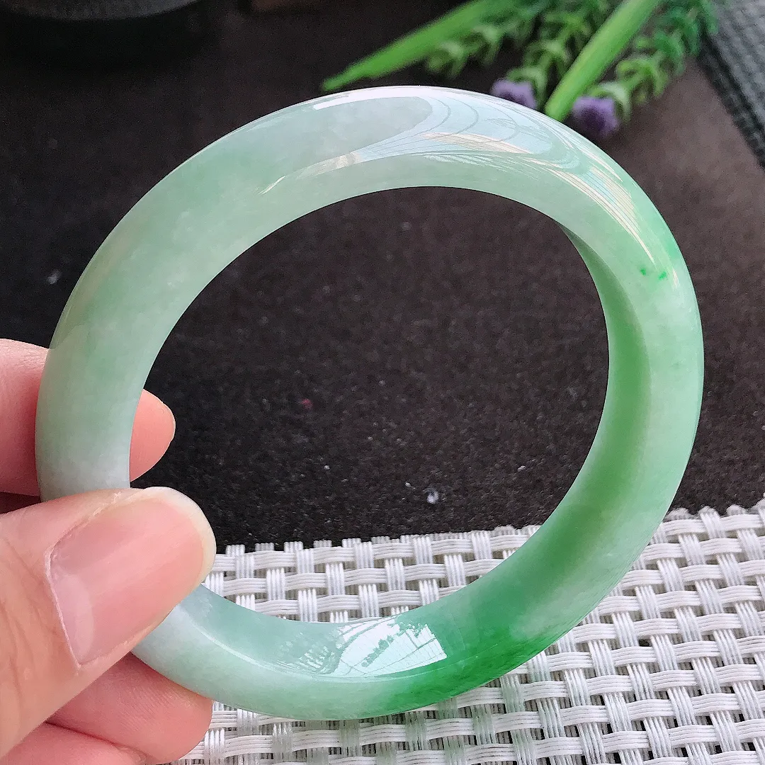 实拍A货翡翠59/12.5/9老坑精美温润飘阳绿手镯宽边玉镯手环