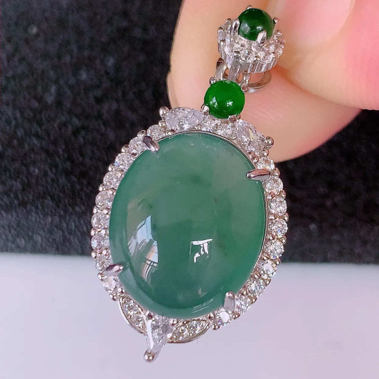 冰透满绿翡翠925银镶嵌吊坠，自然光实拍，翠色灵动，颜色漂亮，种老水足，品相佳，佩戴佳品！#97.2