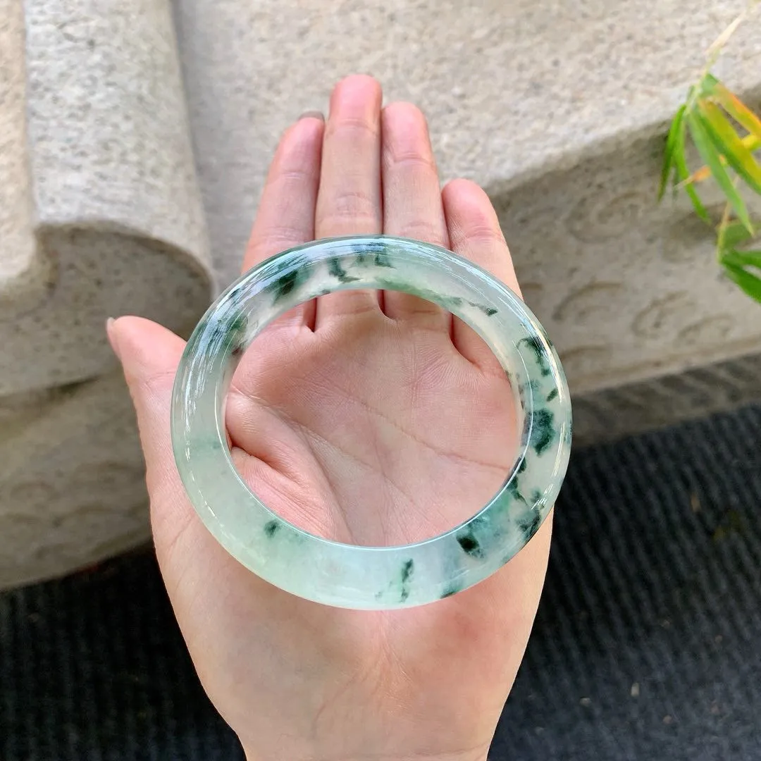 正圈56 57
【圈口】57.5/11.5/9.7
【描述】冰飘花，清透，水润，种老，细腻，打灯有絮