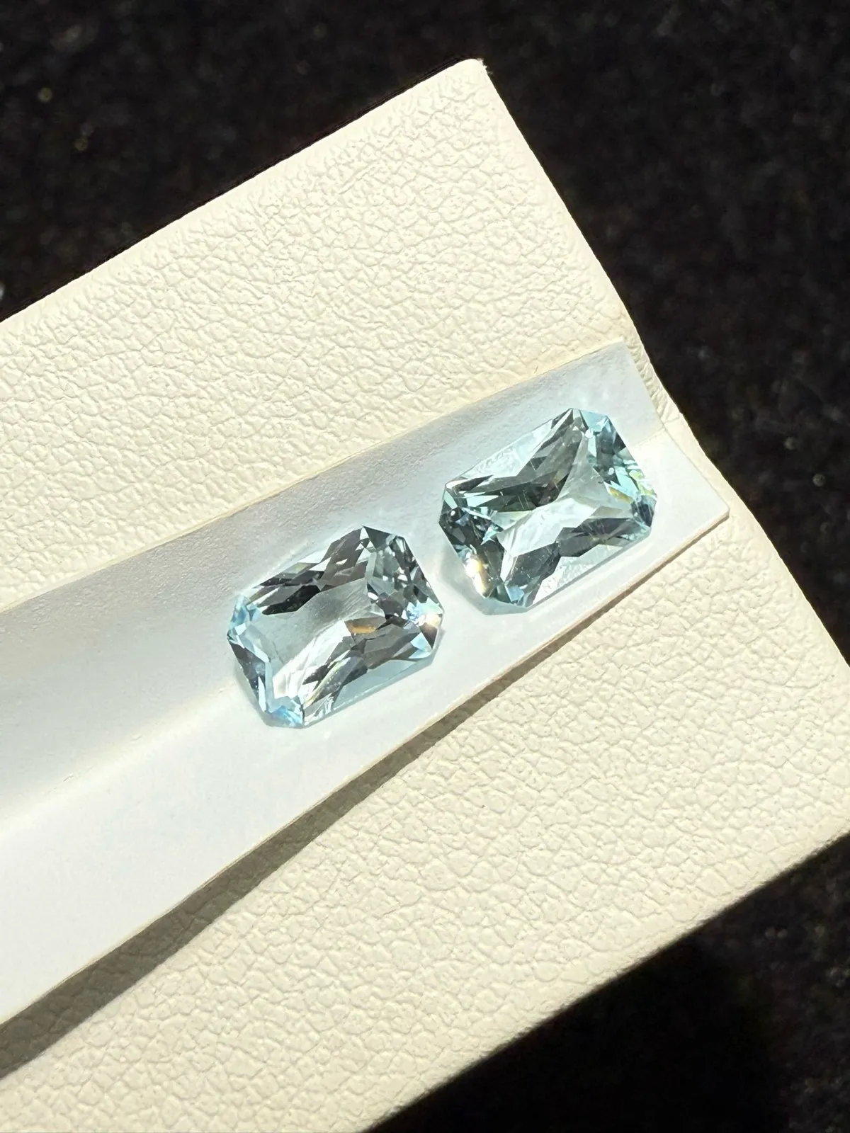 1.68克拉天然雷迪恩切海蓝宝戒面裸石，耳钉料，颜色超美，火彩超好，尺寸：7*5.1*3.6mm