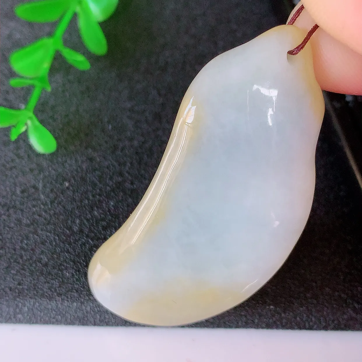 自然光实拍，冰润黄翡双彩翡翠随形悟道吊坠。悟道寓意“祥和，安宁，吉祥，幸福”，质地相当细腻，意境化设计雕刻，取道法自然、天人合一之意，很有意思的一件精品悟道，推荐入手，个性之选。#60.28