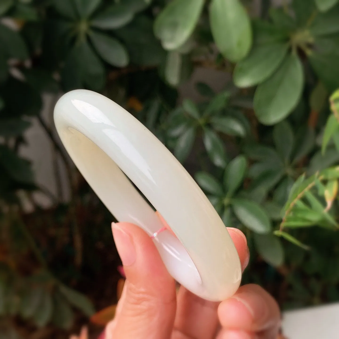 55圈口 新疆和田玉白玉羊脂白圆条手镯。55圈口条宽12厚12重68.5克 玉质细腻油润。手推出油。佩戴高端典雅。lt251229