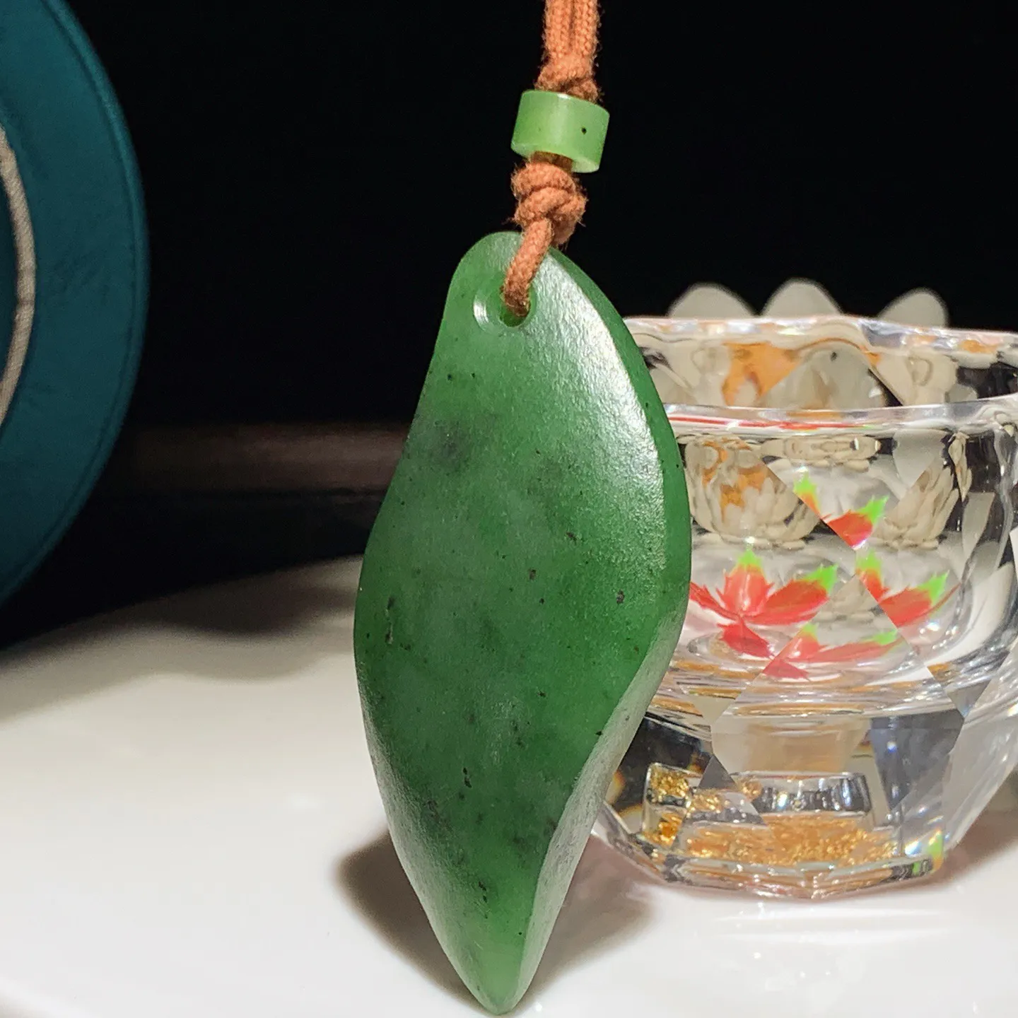 和田玉阳绿绿红皮料俄罗斯碧玉平安无事随型挂件。尺寸66/31/13重40克，玉质细腻油润 底色纯净 脂粉好，品质好！lt251227