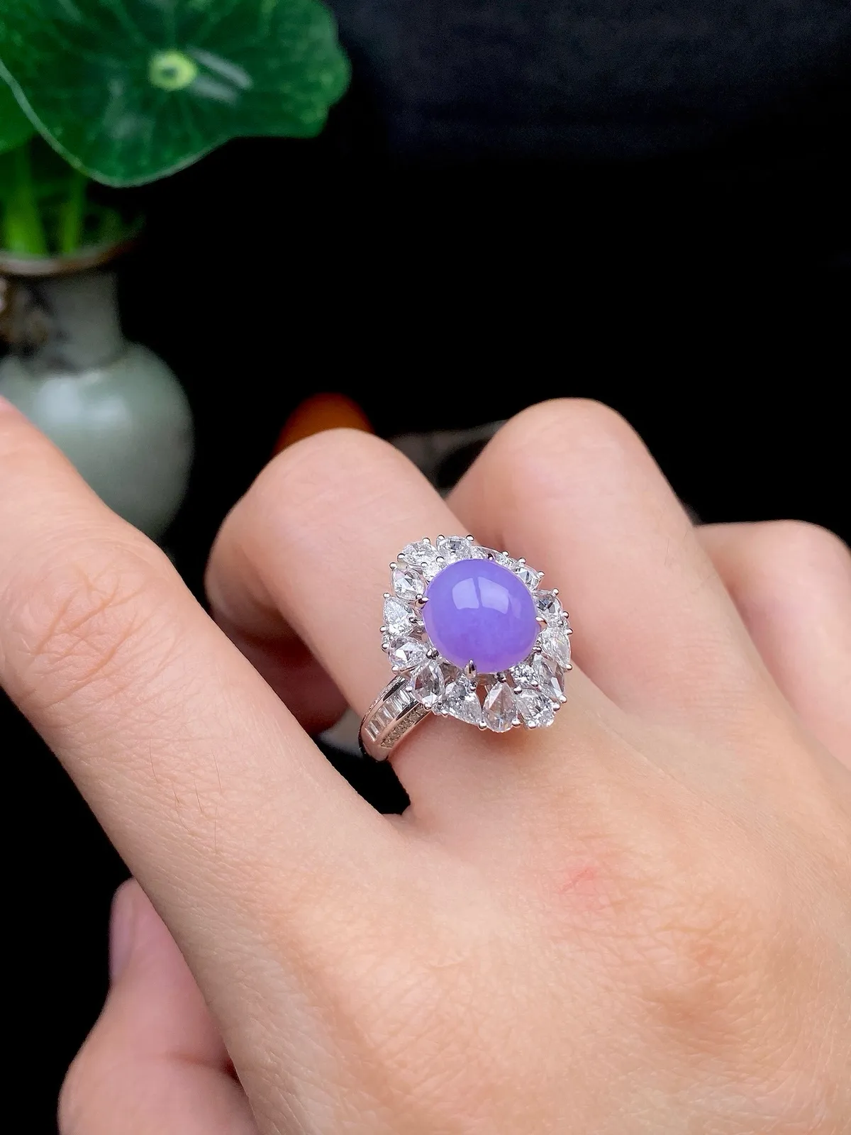 【冰种紫蛋面戒指】质地细腻，饱满度很好，晶莹剔透，18k金钻镶嵌，裸石尺寸9*8.3*4.4毫米