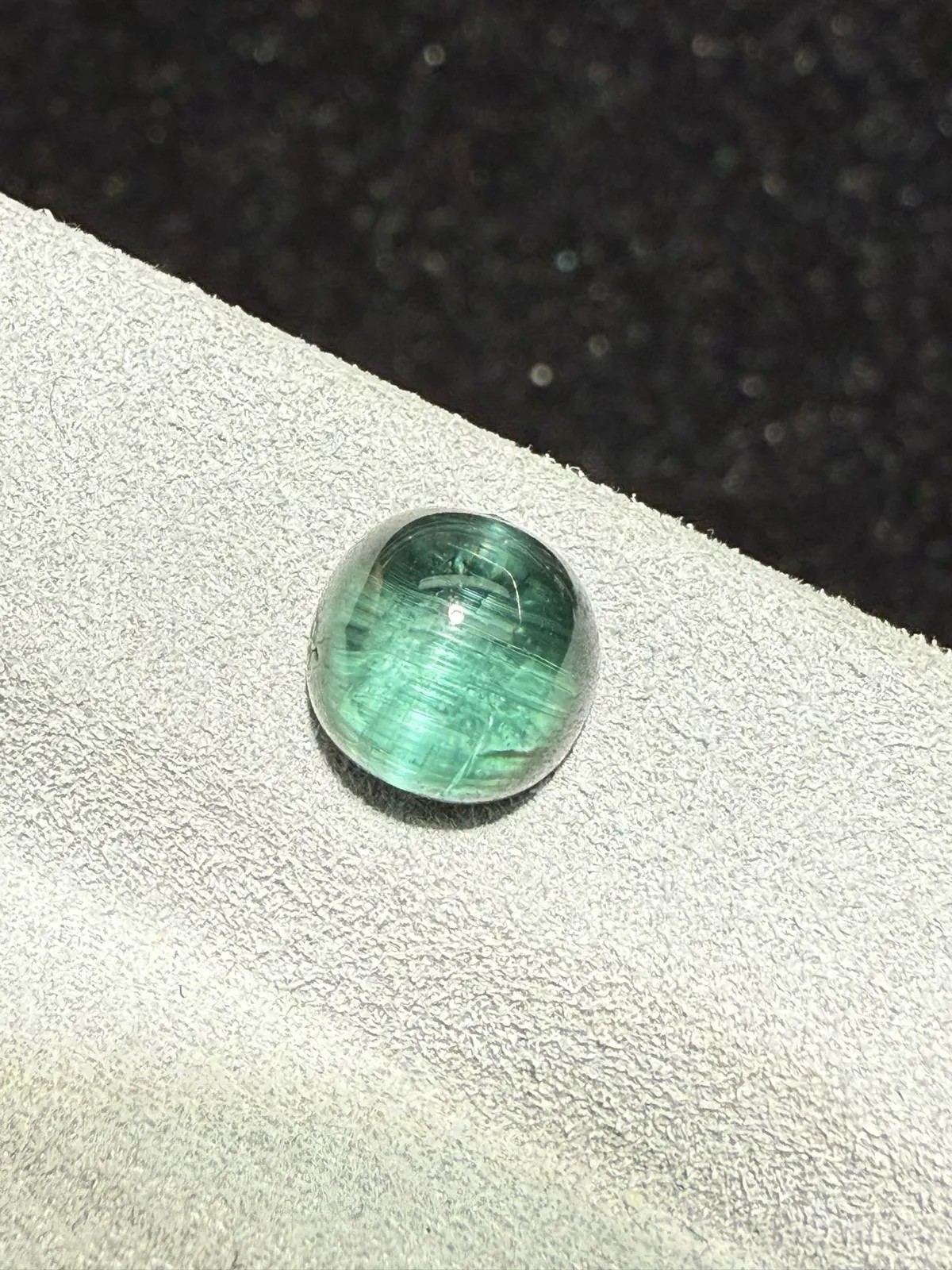 2.35克拉蓝碧玺猫眼裸石 猫眼效应犀利 晶体好[强][强] 水头十足 俏色系列可遇不可求 大约规格：7.1*7.4*5.1mm