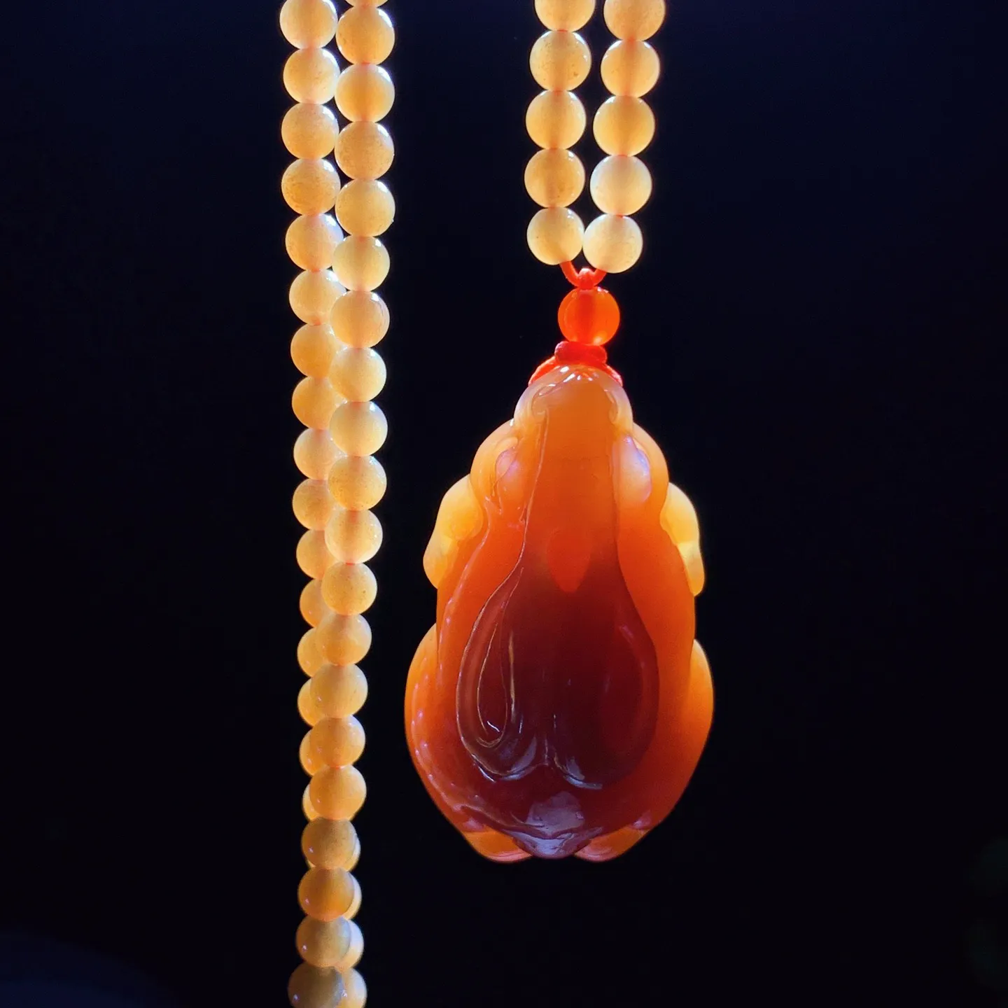 新疆和田玉且末糖前途无量兔子挂件。尺寸40/23/19重35克，玉质细腻油润 底色纯净 脂粉好，品质