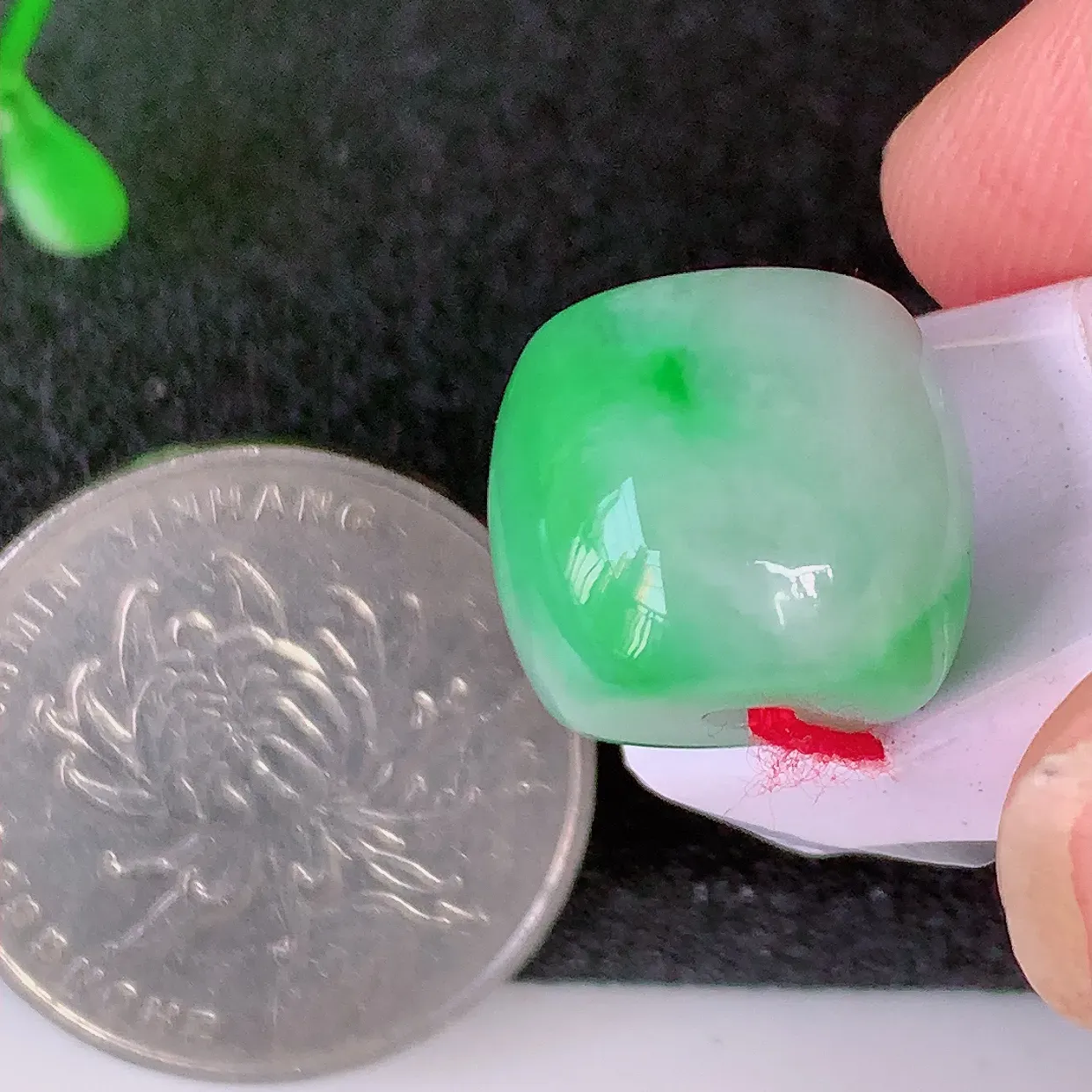 自然光实拍，冰润飘绿路路通翡翠吊坠，翠色灵动，佩戴效果时尚出众，尽显气质，玉质细腻，美感十足。#39.28