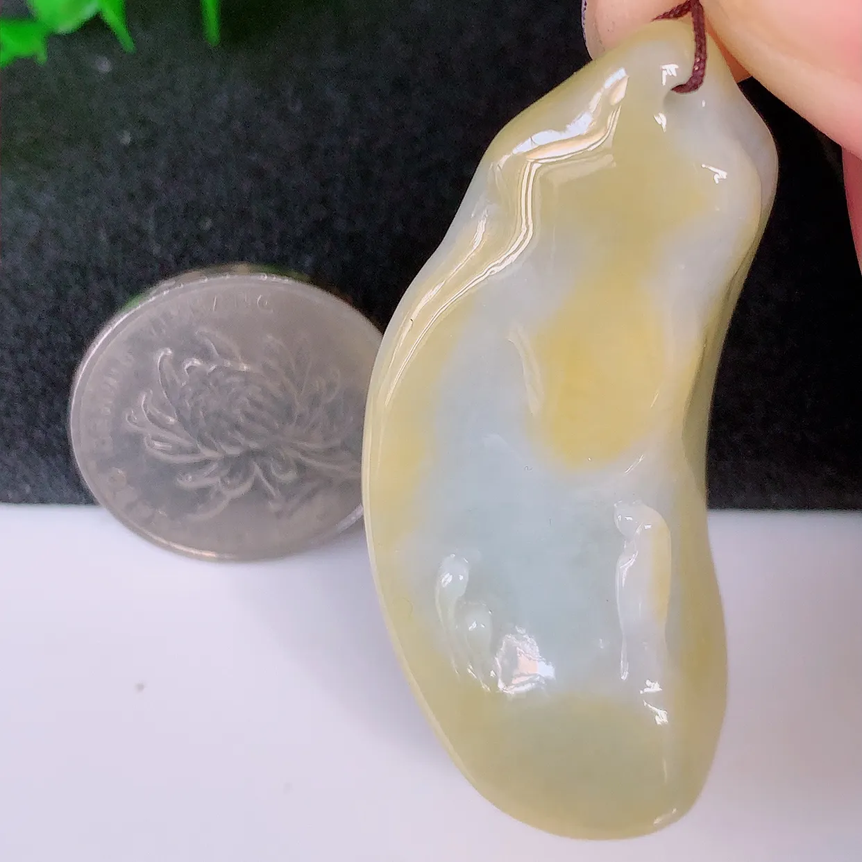 自然光实拍，冰润黄翡双彩翡翠随形悟道吊坠。悟道寓意“祥和，安宁，吉祥，幸福”，质地相当细腻，意境化设计雕刻，取道法自然、天人合一之意，很有意思的一件精品悟道，推荐入手，个性之选。#60.28