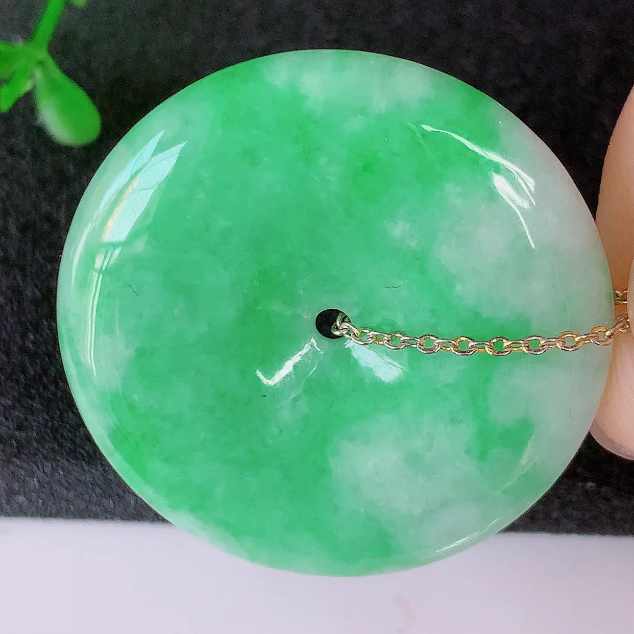 自然光实拍，水润飘绿翡翠平安扣吊坠，品相佳，美感十足，寓意平平安安，平安扣佩戴精美时尚！#39.28