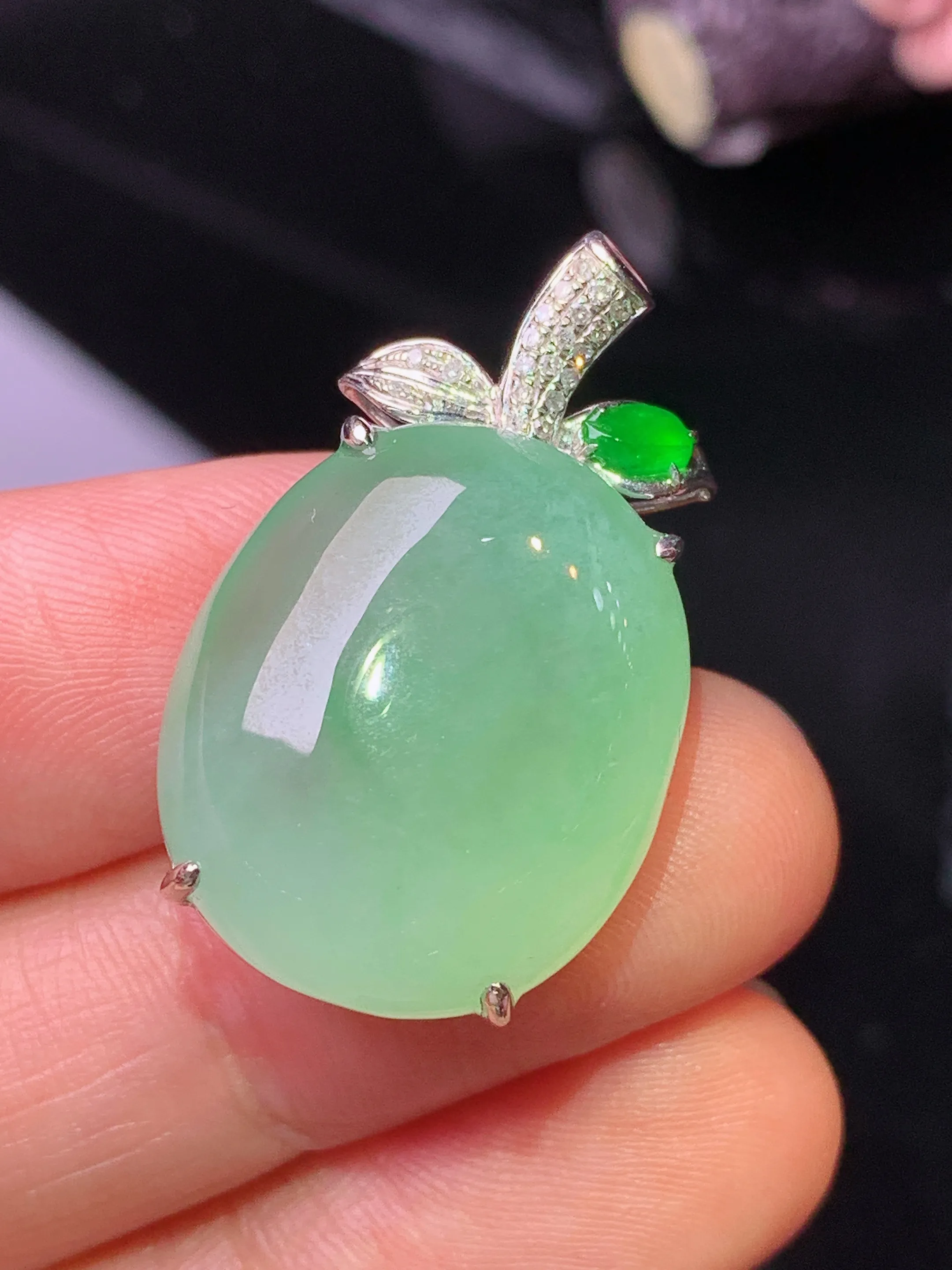 18k金钻镶嵌翠绿蛋面吊坠 玉质细腻 色泽清新艳丽 整体尺寸29*17.8*9.3