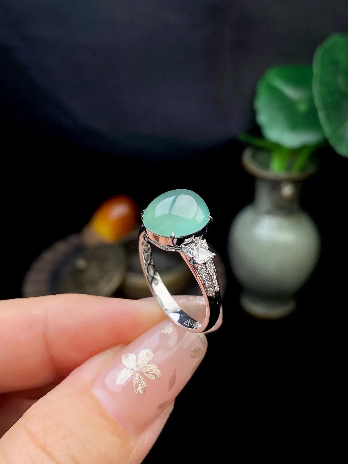 【冰种晴蛋面戒指】质地细腻，饱满度很好，晶莹剔透，18k金钻镶嵌，裸石尺寸10.3*9.2*4.6毫