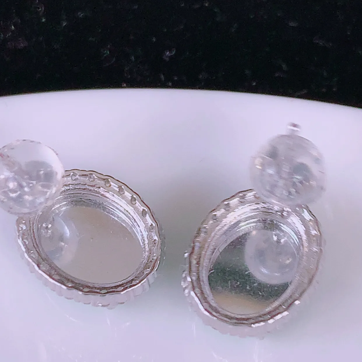 冰透满绿翡翠925银镶嵌耳钉，自然光实拍，翠色灵动，颜色漂亮，种老水足，品相佳，佩戴佳品！#97.28整体15.5-12.5-10*裸石9.5*7.5