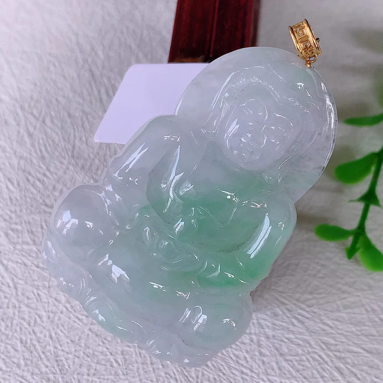 18K金镶嵌冰飘绿翡翠观音菩萨吊坠，赐福翡翠观音，观音面相端庄，品相佳，佩戴气质！#35.28整体57裸石51*35.5*6.5