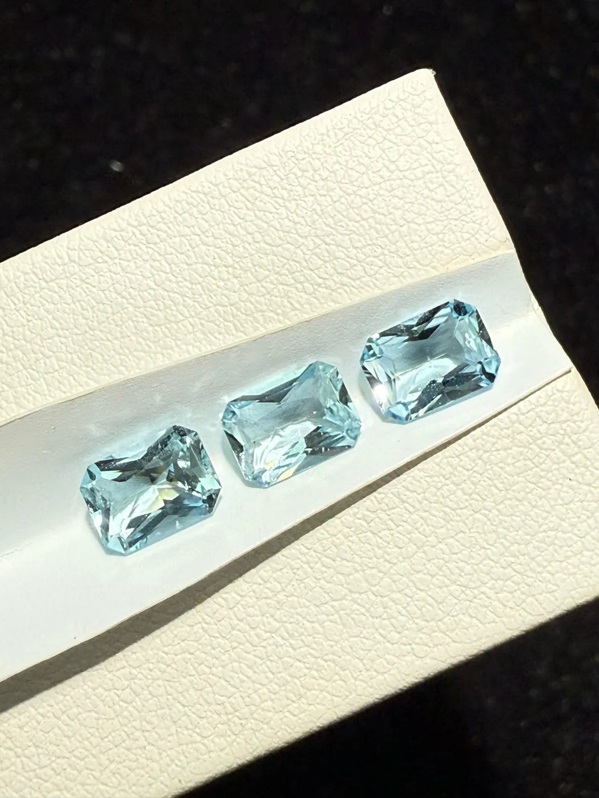 2.48克拉天然雷迪恩切海蓝宝戒面裸石，手链料，颜色超美，火彩超好，尺寸：7.1*5.2*3.6mm