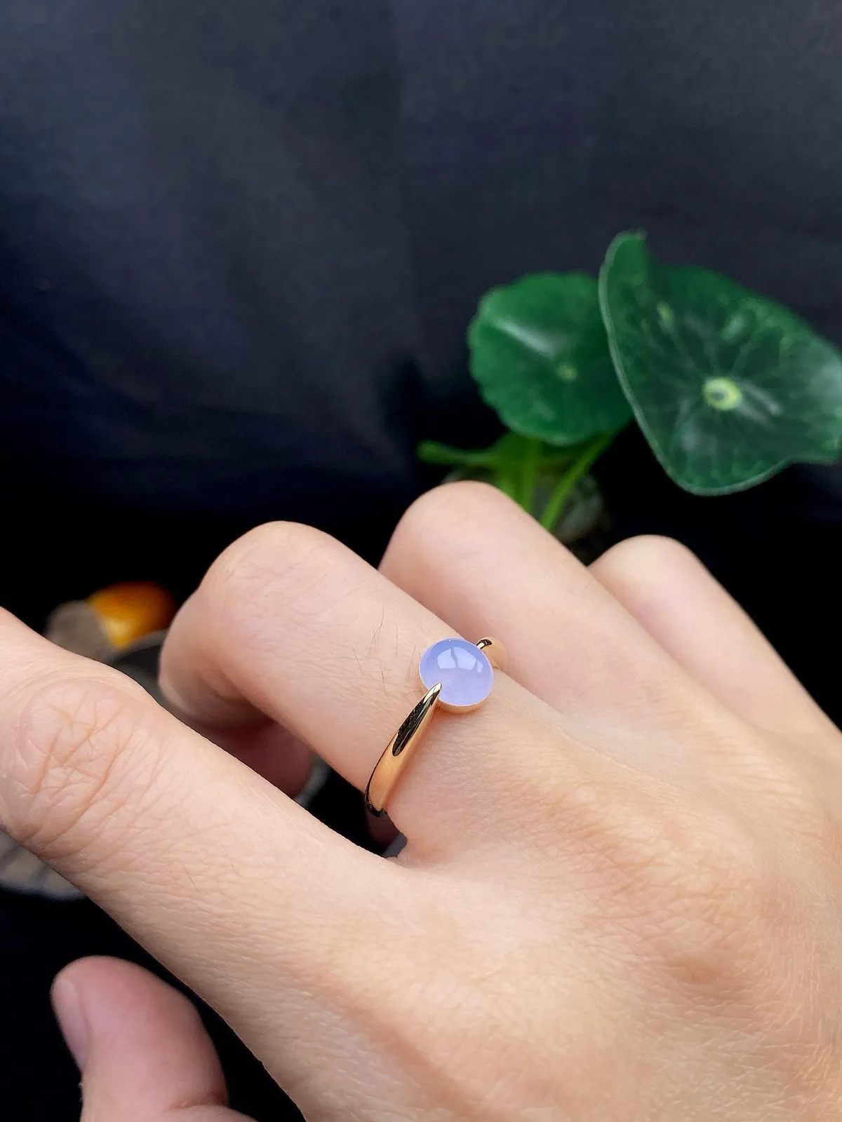 【冰种紫蛋面戒指】质地细腻，饱满度很好，晶莹剔透，18k金钻镶嵌，裸石尺寸7*6.3*3.4毫米