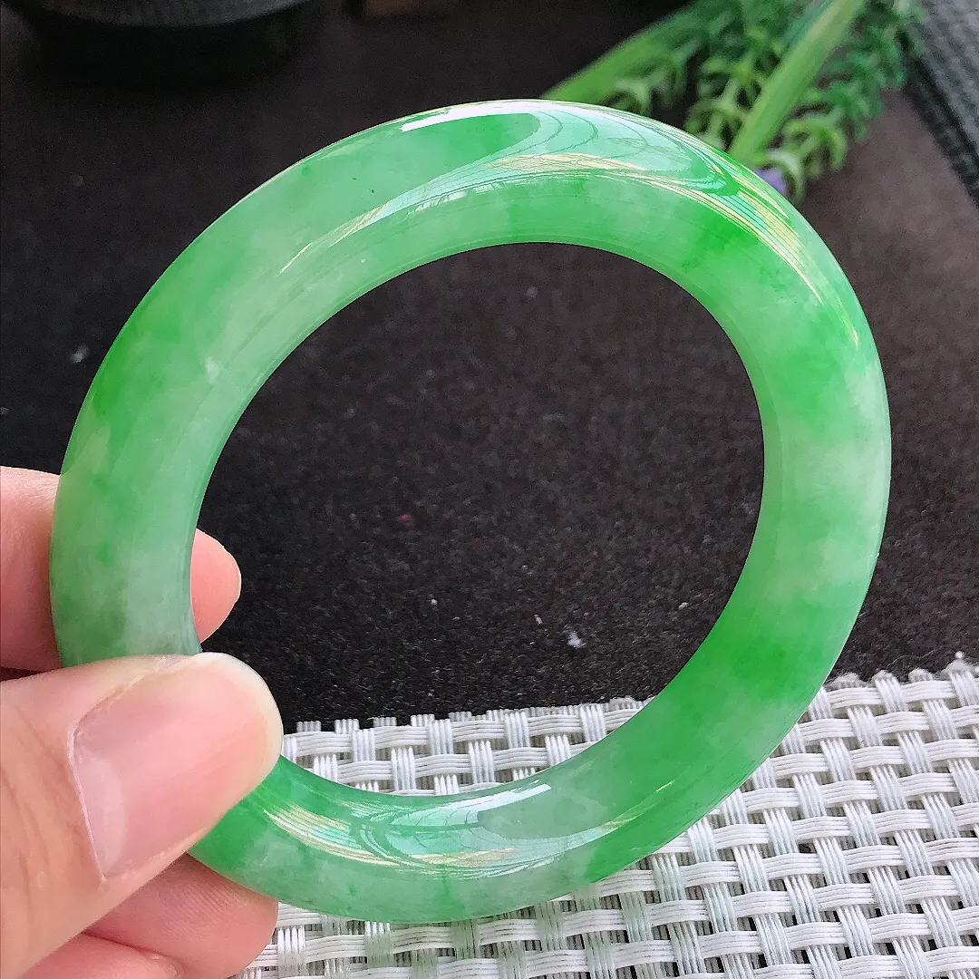 实拍A货翡翠55/11.5老坑精美满绿辣阳绿圆条手镯玉镯手环