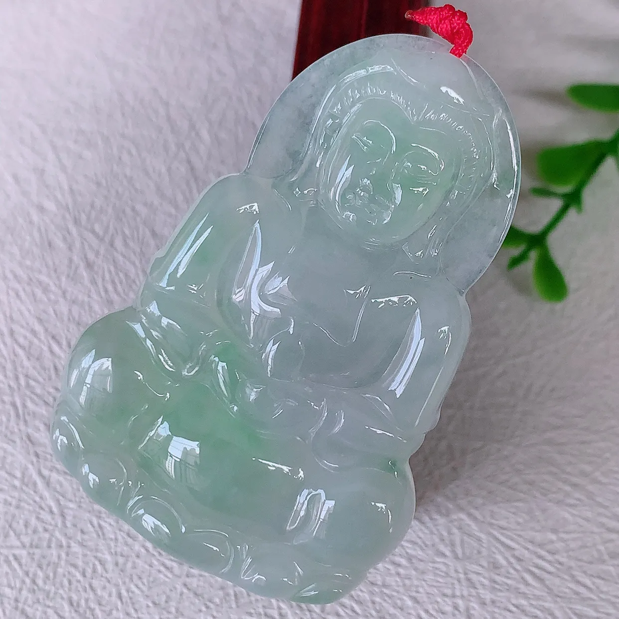 自然光实拍，冰飘花观音菩萨吊坠，赐福翡翠观音，翠绿迷人，观音面相端庄，佩戴时尚出众！#46.28