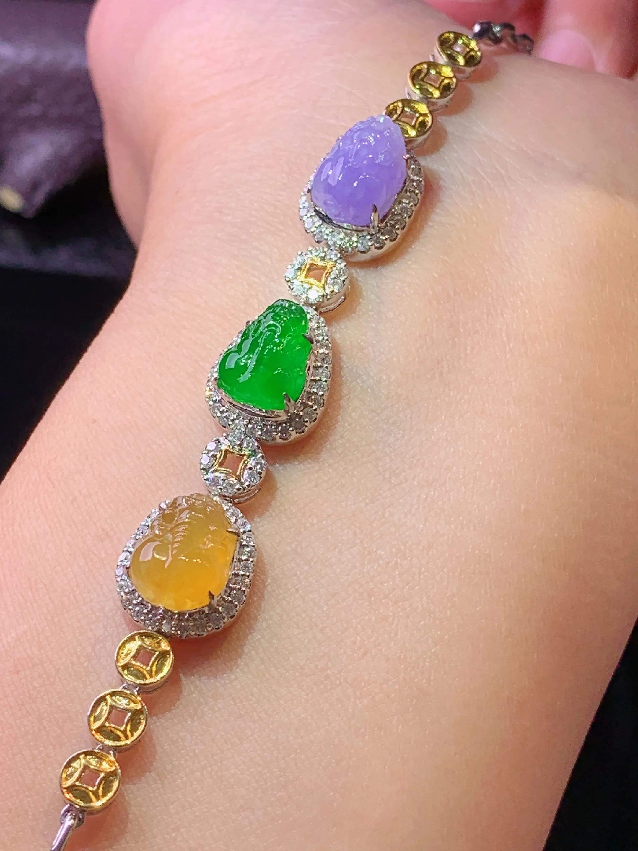 18k金钻镶嵌三彩貔貅手链 玉质细腻 色泽清新艳丽 整体尺寸50.8*10.3*7.2