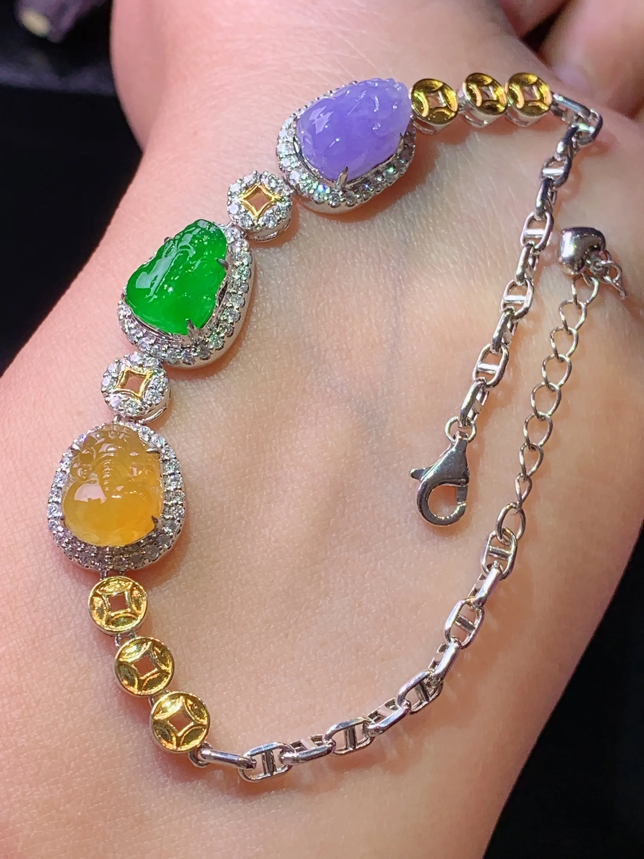 18k金钻镶嵌三彩貔貅手链 玉质细腻 色泽清新艳丽 整体尺寸50.8*10.3*7.2