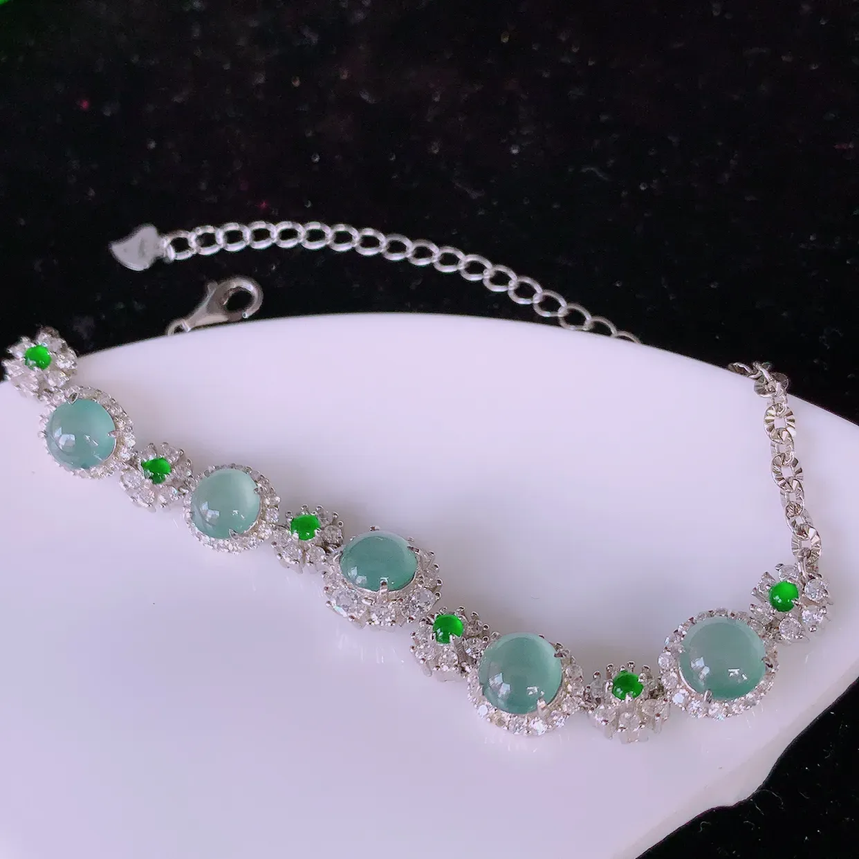 冰透满绿翡翠925银镶嵌手链，自然光实拍，翠色灵动，颜色漂亮，种老水足，品相佳，佩戴佳品！#97.28取一整体8.5*7.5*5.2裸石5.8*5.8