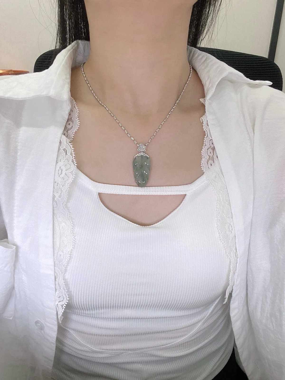 【冰种飘花叶子】金枝玉叶，质地细腻，冰润透亮，光泽出众，18k金钻镶嵌，裸石尺寸30*17.4*4毫米