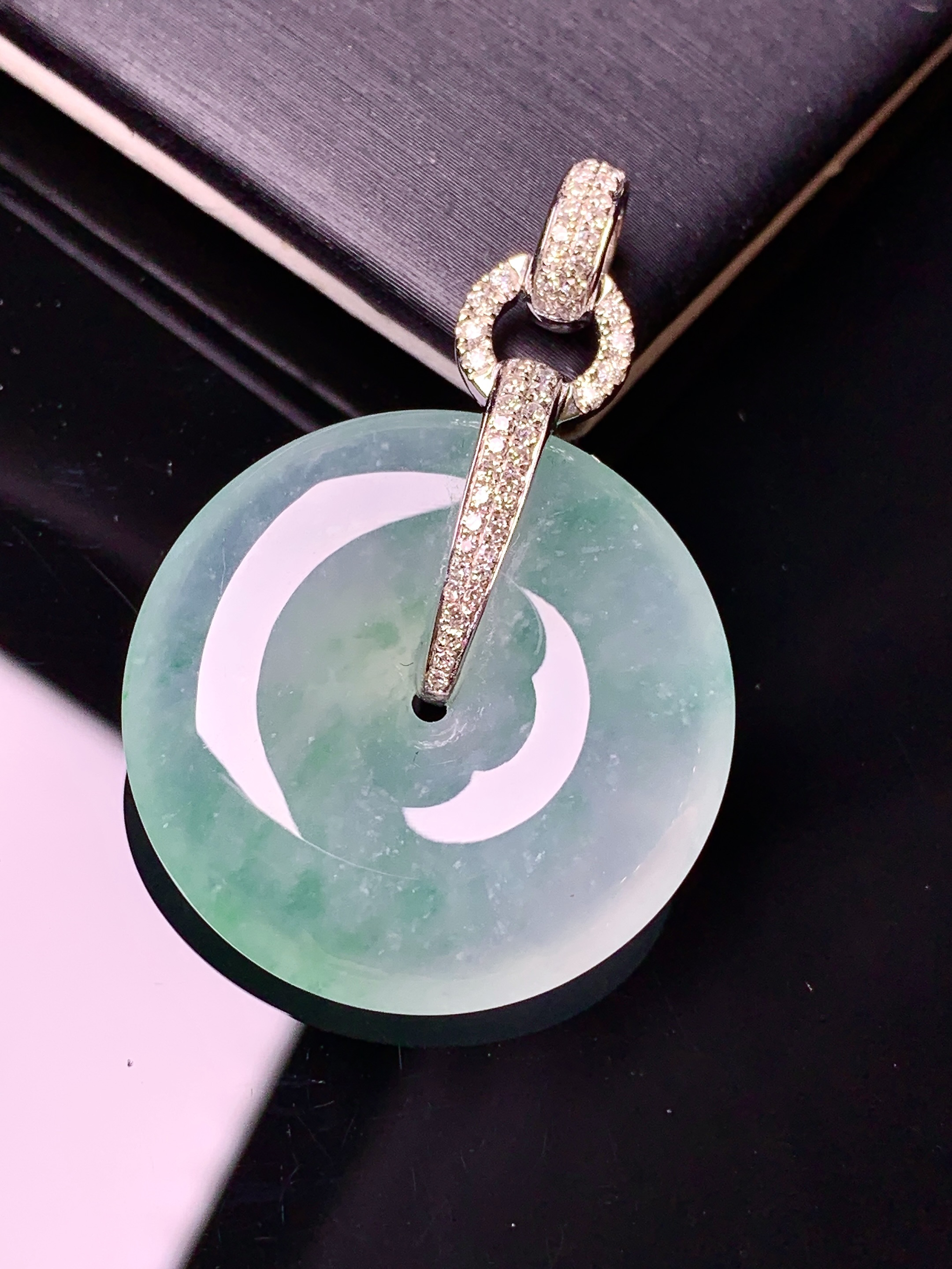 18k金钻镶嵌冰种飘绿平安扣吊坠 玉质细腻 色泽清新艳丽 整体尺寸37.8*25.5*6