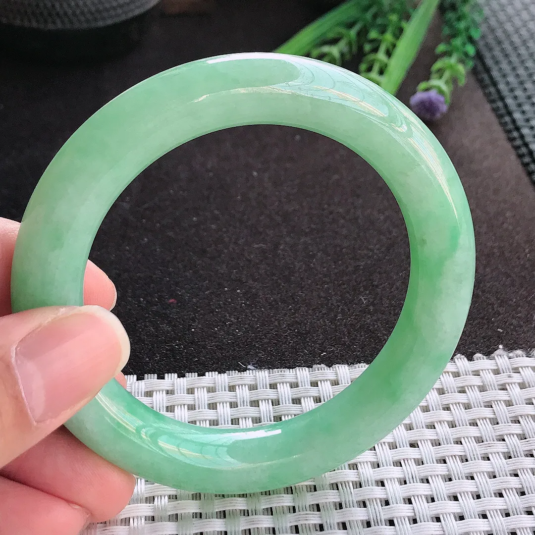实拍A货翡翠55.5/11.2老坑精美温润满绿圆条手镯翡翠玉镯手环