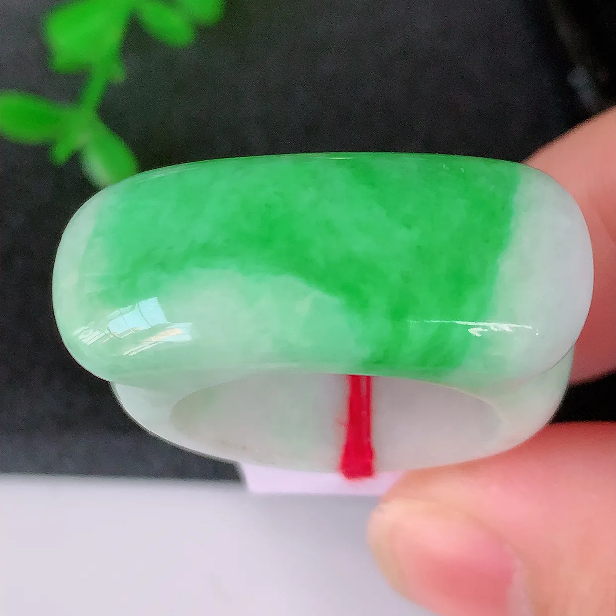 自然光实拍，19.6mm内径飘绿翡翠扳指，冰润指环，玉扳指，戒指，财源滚滚，玉质细腻起胶，23圈口，种水好！#39.28尺寸19.6*12.8*5.6