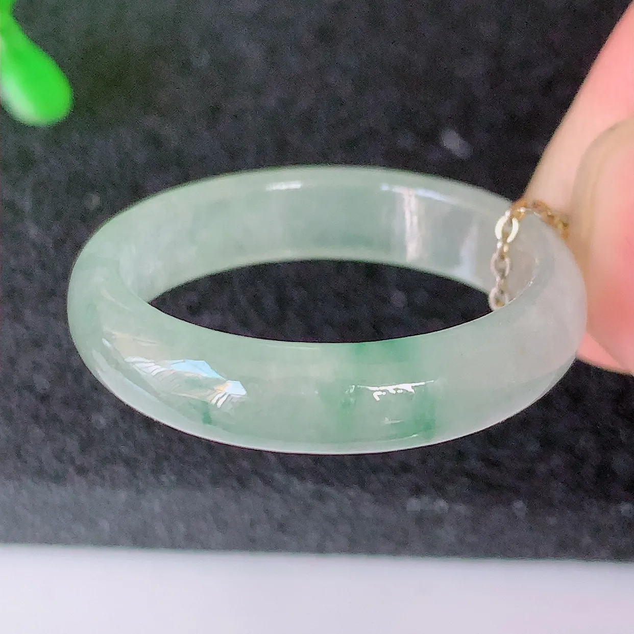 自然光实拍，20.6mm内径冰种飘花翡翠指环，玉戒指，玉质莹润，好精美好冰润的指环，24圈口，上手纤巧！#39.28尺寸20.6-5-3