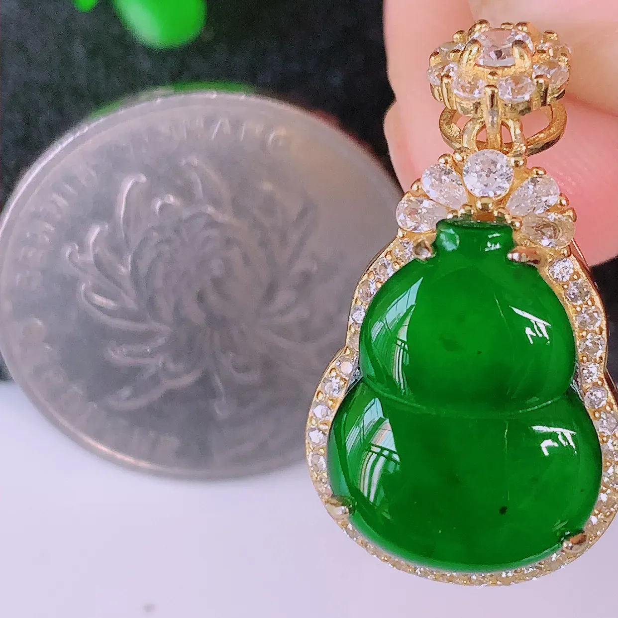 冰透满绿翡翠925银镶嵌葫芦吊坠，自然光实拍，翠色灵动，颜色漂亮，种老水足，品相佳，佩戴佳品！#97.28整体27.5-15-9.8裸石16*12