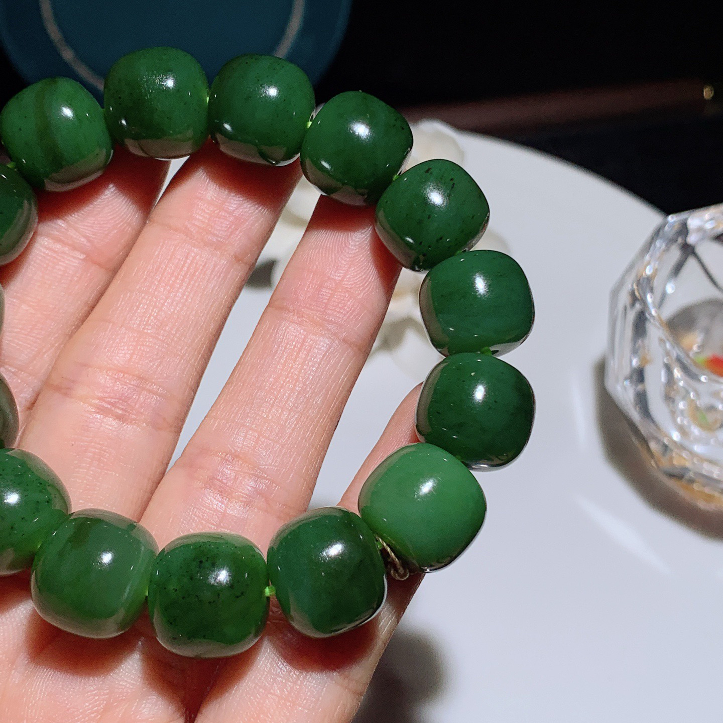 和田玉菠菜绿俄罗斯碧玉老型珠手串。手串。单颗尺寸13./14！玉质细腻油润。手推出油。佩戴高端典雅。lt251227