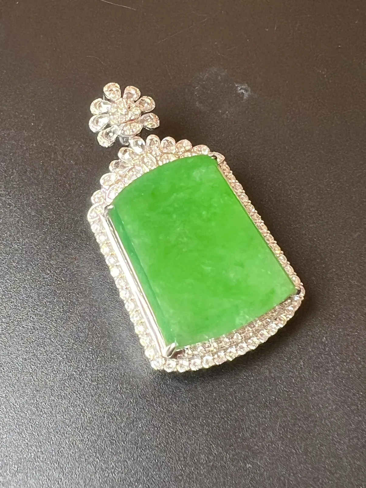 满色无事牌种好厚装，整体尺寸44.5*24.8*12.1 裸石尺寸25.3*19.8*2.8