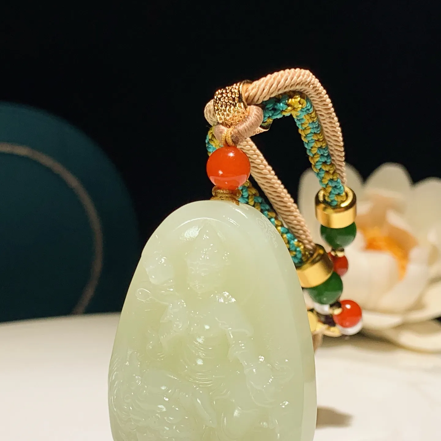 和田玉黄口料文殊菩萨牌子挂件。尺寸43/30/11重36.5克 无裂无杂 玉质细腻油润 底色纯净 脂粉好，品质好。lt251227