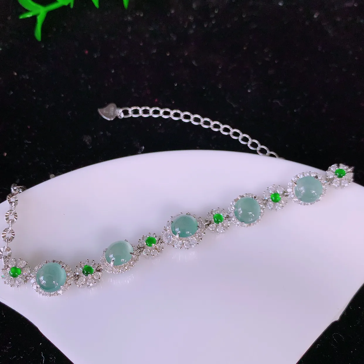 冰透满绿翡翠925银镶嵌手链，自然光实拍，翠色灵动，颜色漂亮，种老水足，品相佳，佩戴佳品！#97.28取一整体8.5*7.5*5.2裸石5.8*5.8