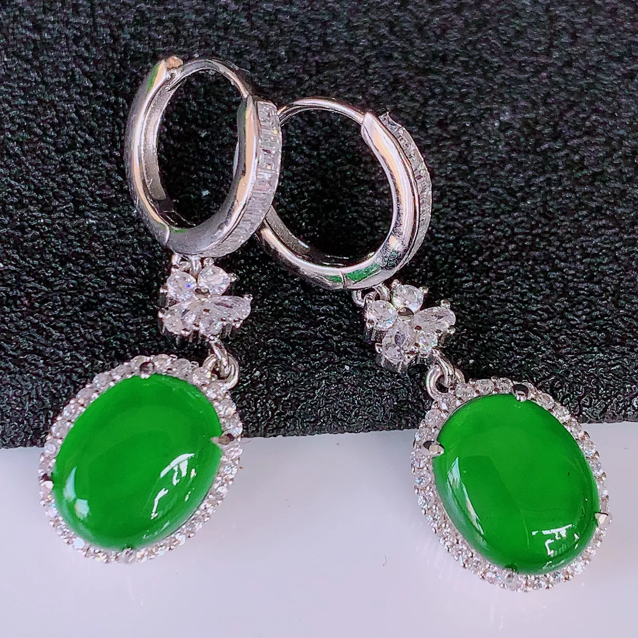 冰透满绿翡翠925银镶嵌耳坠，自然光实拍，翠色灵动，颜色漂亮，种老水足，品相佳，佩戴佳品！#97.28整体31*10*5.8裸石10*7.5