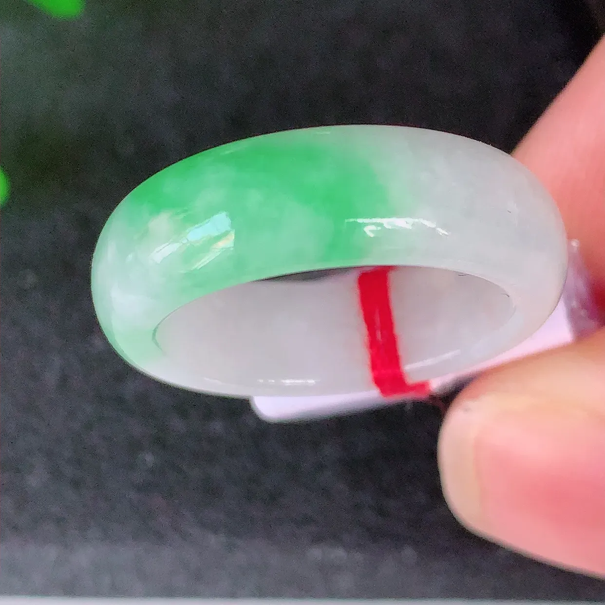 自然光实拍，17.8mm内径飘绿翡翠指环，玉戒指，玉质莹润，好精美好冰润的指环，16圈口，上手纤巧！