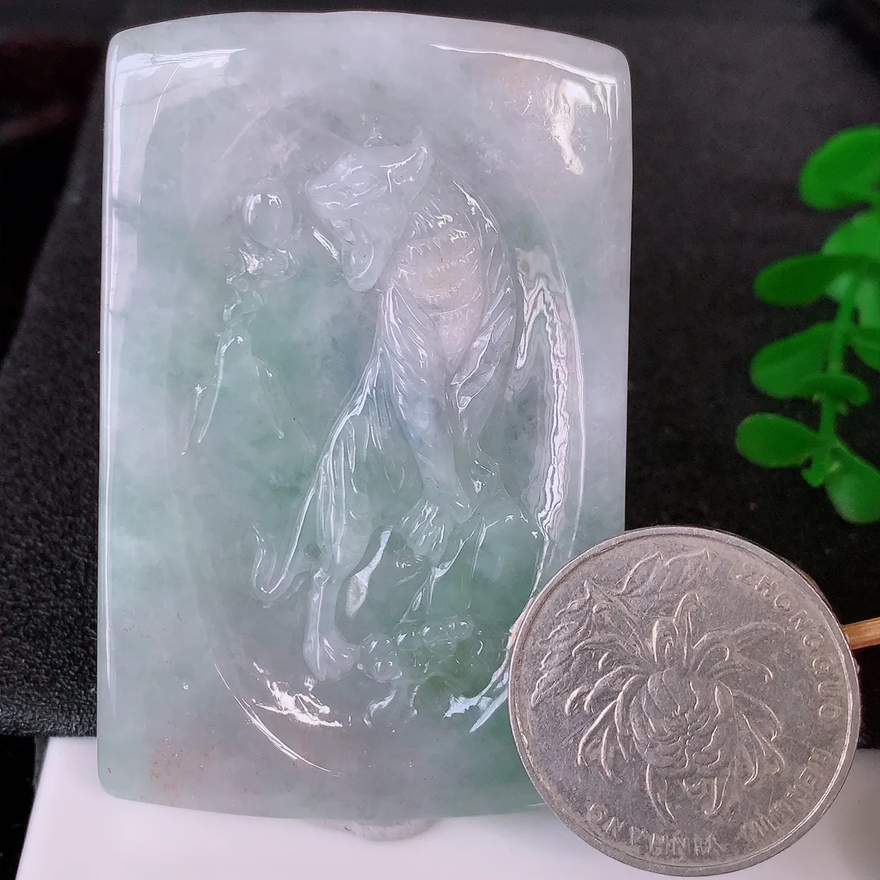 自然光实拍，水润飘绿翡翠生肖虎虎生威虎牌吊坠，翠色灵动，玉质细腻，颜色漂亮，品相佳，佩戴佳品！#60.28