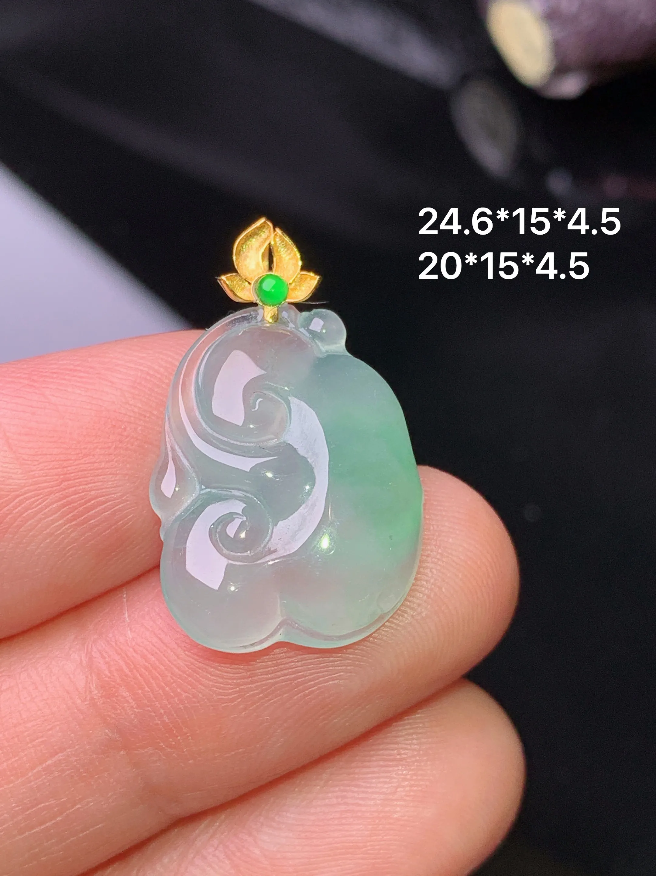 18k金镶嵌飘绿如意吊坠 玉质细腻 色泽清新艳丽 整体尺寸24.6*15*4.5