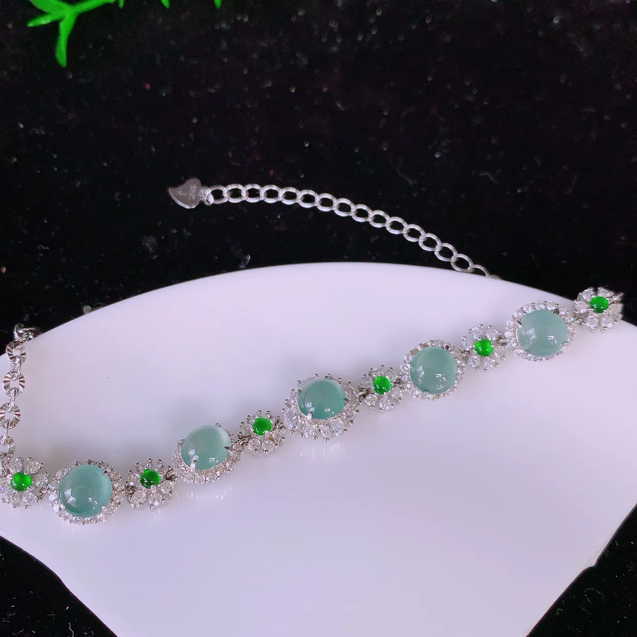 冰透满绿翡翠925银镶嵌手链，自然光实拍，翠色灵动，颜色漂亮，种老水足，品相佳，佩戴佳品！#97.28取一整体8.5*7.5*5.2裸石5.8*5.8