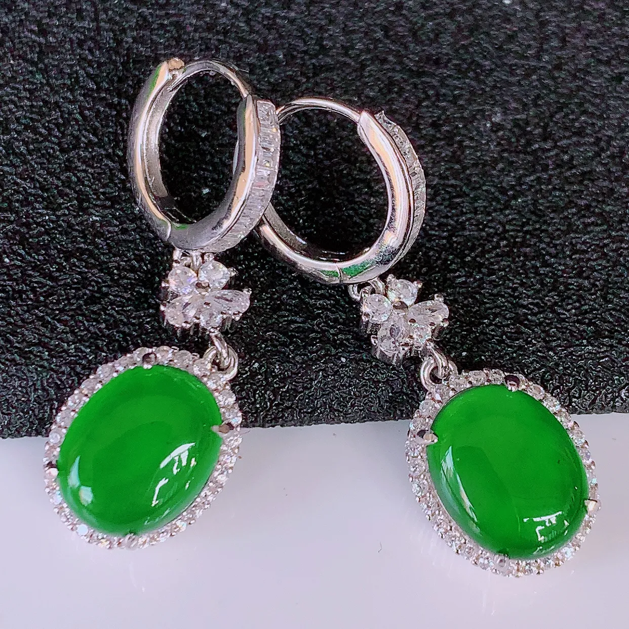 冰透满绿翡翠925银镶嵌耳坠，自然光实拍，翠色灵动，颜色漂亮，种老水足，品相佳，佩戴佳品！#97.28整体31*10*5.8裸石10*7.5