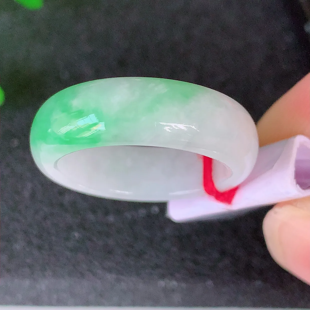 自然光实拍，17.8mm内径飘绿翡翠指环，玉戒指，玉质莹润，好精美好冰润的指环，16圈口，上手纤巧！#39.28尺寸17.8*6.6*3.3