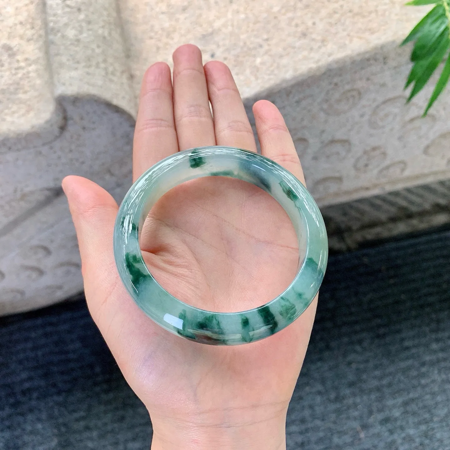 正圈56 57
【圈口】57.2/12.7/8.8
【描述】糯冰飘花，水润，种老，细腻，无裂纹！