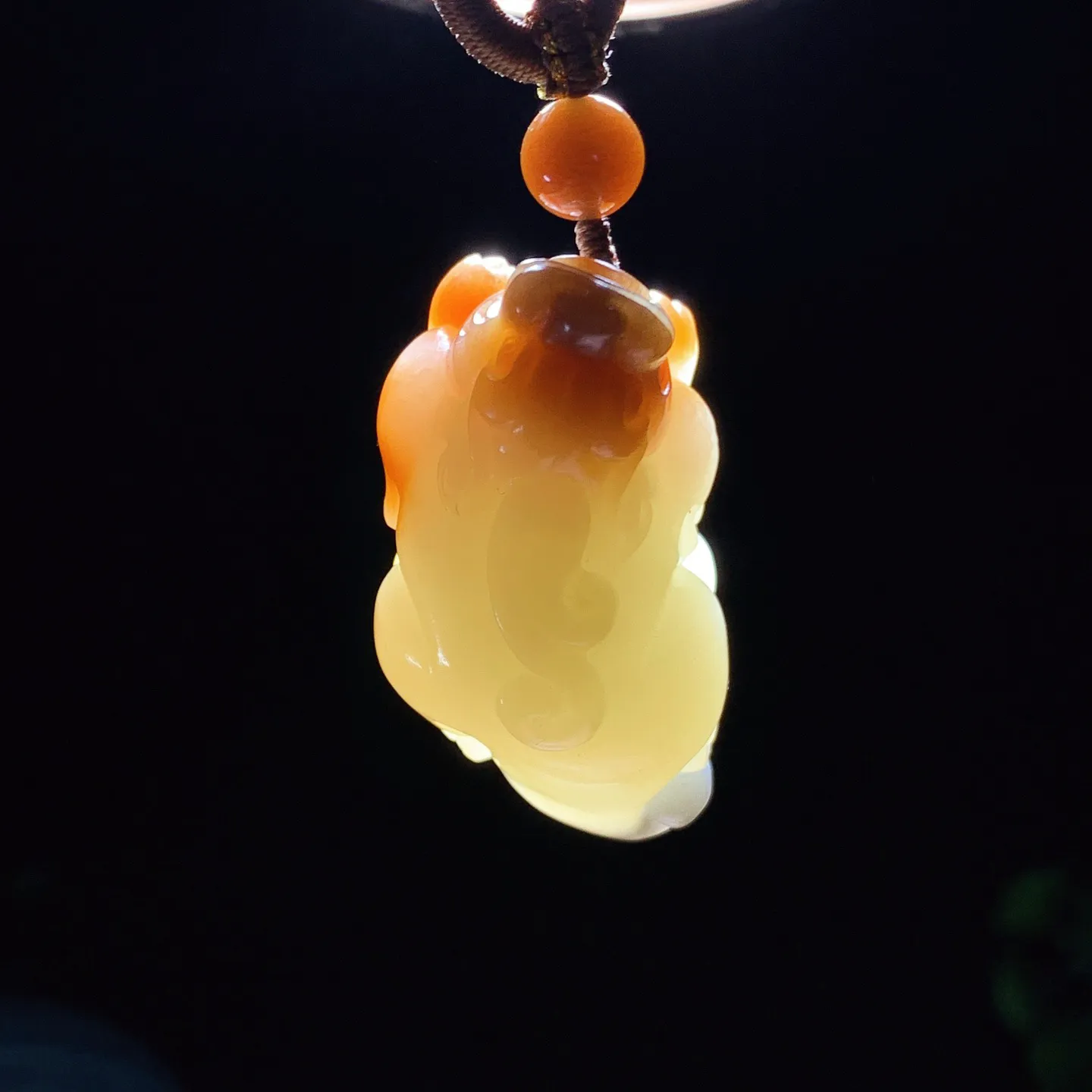 新疆和田玉且末糖招财进宝貔貅挂件。尺寸47/24/19重34克，玉质细腻油润 底色纯净 脂粉好，品质好！lt251227