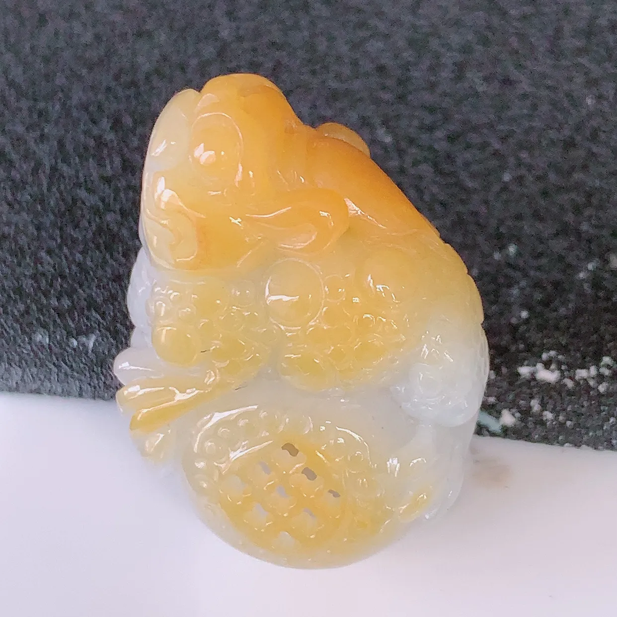 自然光实拍，特色镂空雕黄翡双彩翡翠招财金蟾吊坠，种老水足，雕工精湛 ，寓意美好，佩戴时尚出众！#60.28