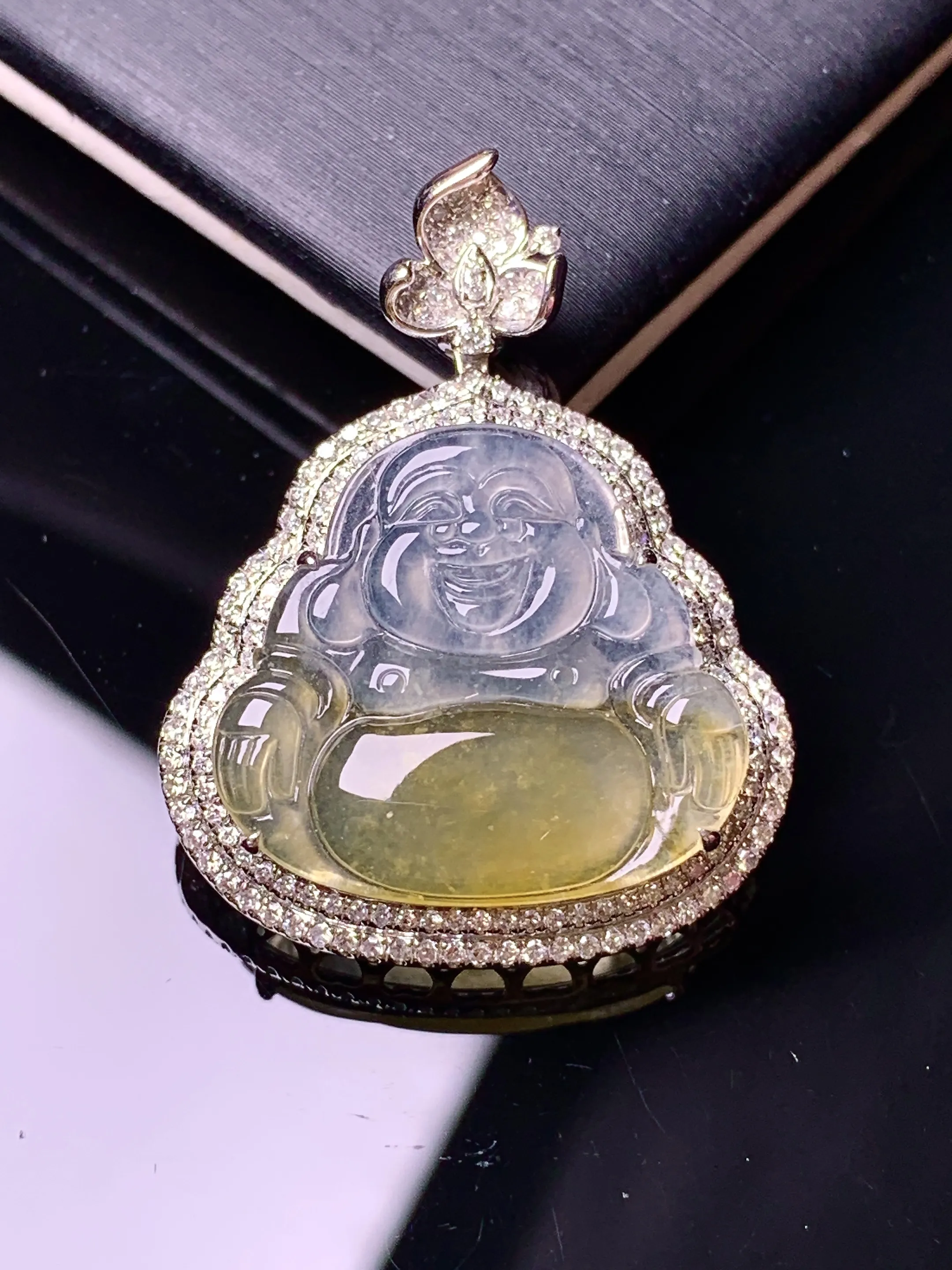 18k金钻镶嵌冰种飘黄翡佛公吊坠 玉质细腻 色泽清新艳丽 整体尺寸31*24*7