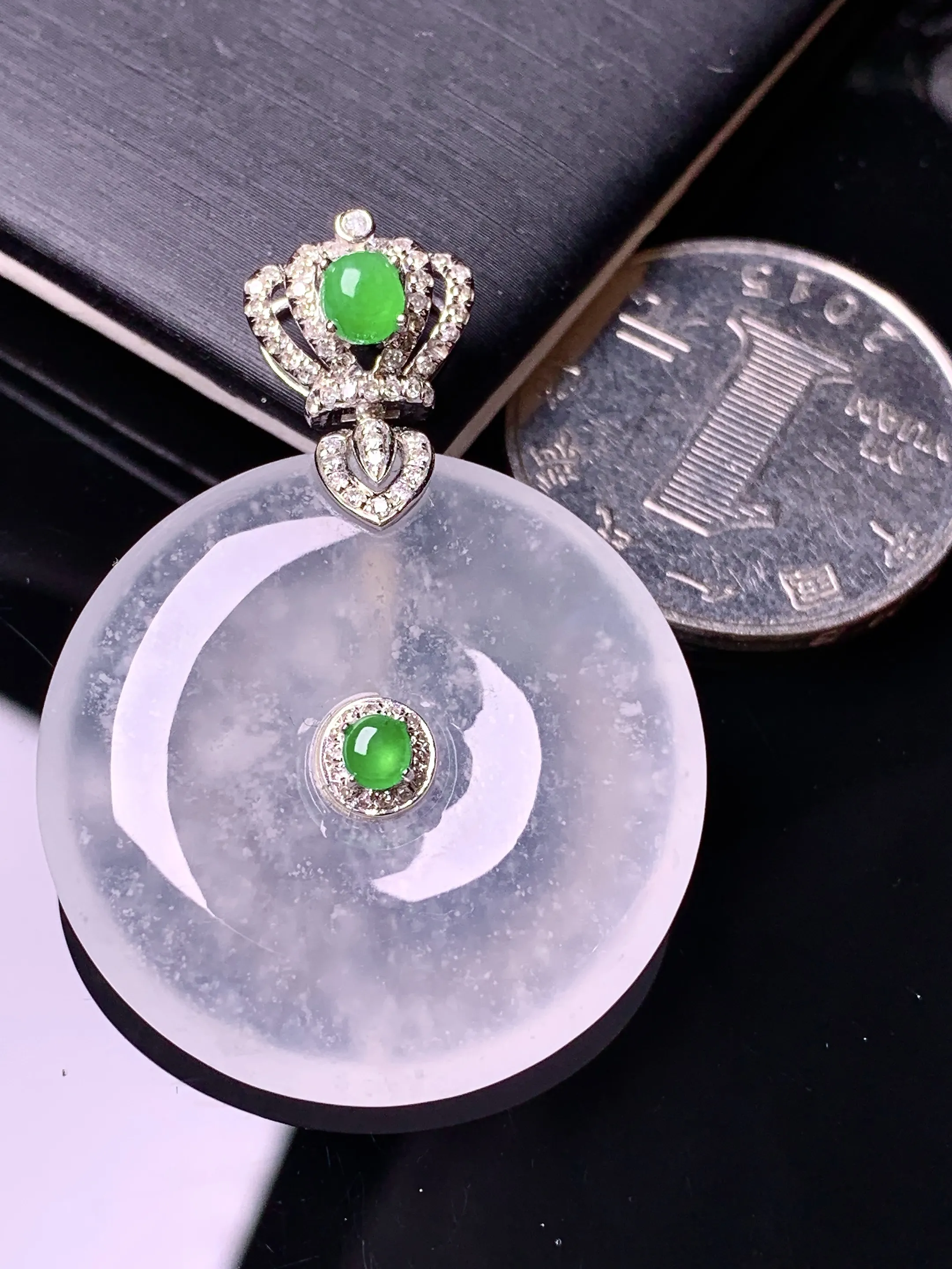 18k金钻镶嵌冰种平安扣吊坠 玉质细腻 色泽清新艳丽 整体尺寸41*30.3*6.3