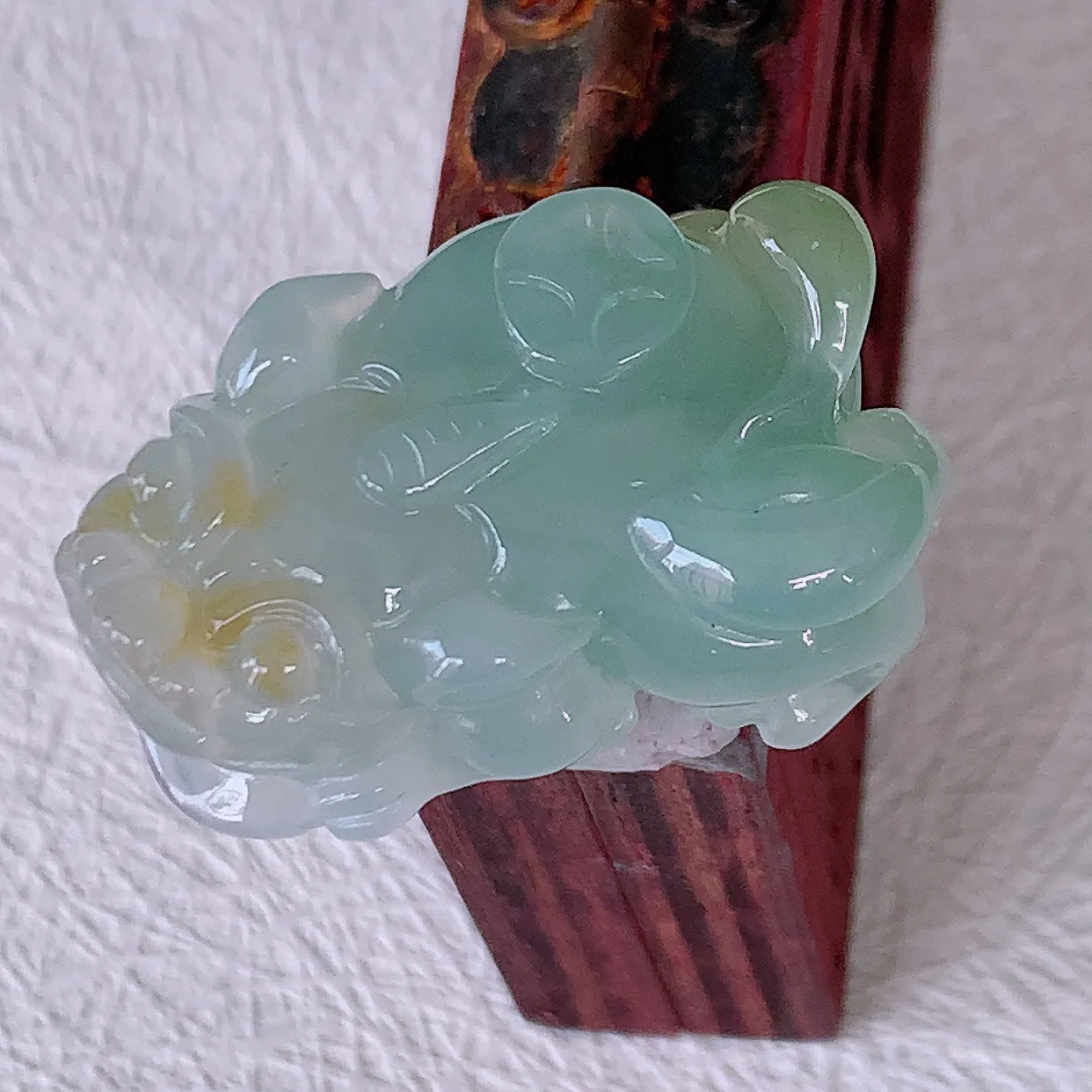 自然光实拍，冰胶双彩翡翠招财貔貅吊坠，民间有“一摸貔貅运程旺盛，再摸貔貅财运滚滚，三摸貔貅平步青云 ”的美好祝愿。#81.28