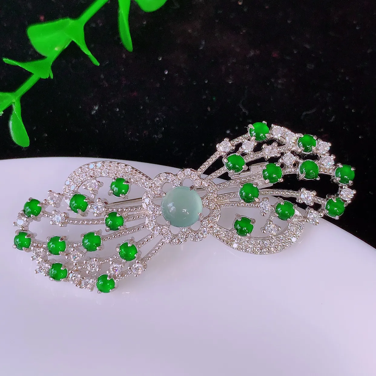 冰透满绿翡翠925银镶嵌胸针，自然光实拍，翠色灵动，颜色漂亮，种老水足，品相佳，佩戴佳品！#97.28整体52.5*19.5*10取一裸石6*6