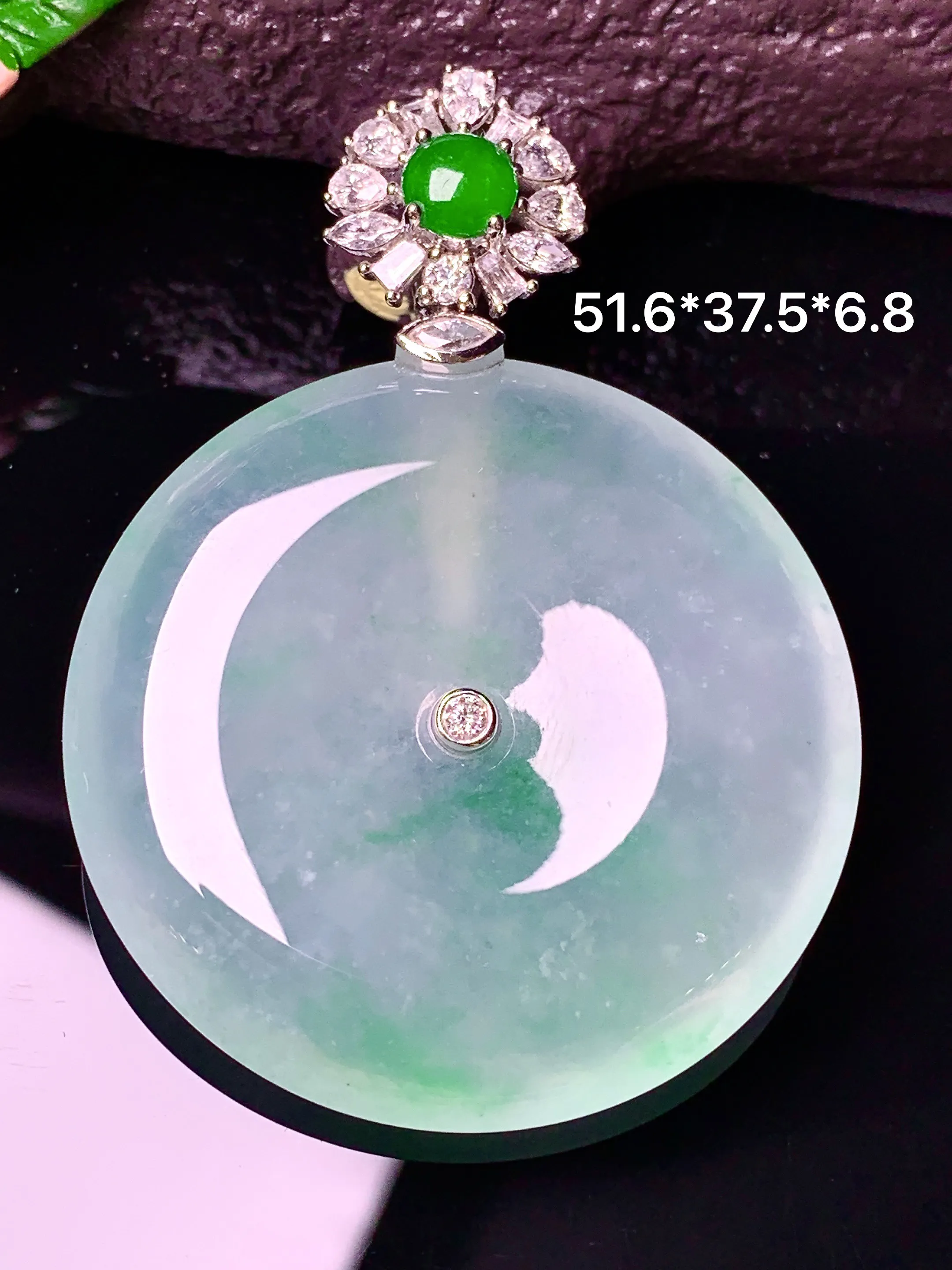 18k金钻镶嵌冰种飘绿平安扣吊坠 玉质细腻 色泽清新艳丽 整体尺寸51.6*37.5*6.8