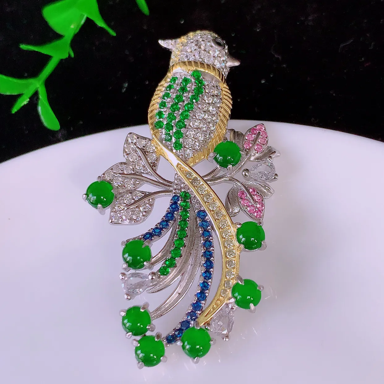 冰透满绿翡翠925银镶嵌胸针，自然光实拍，翠色灵动，颜色漂亮，种老水足，品相佳，佩戴佳品！#97.28整体50*27*8.5裸石3.8*3.8